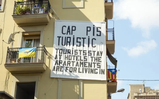 Lona contra los apartamentos turísticos en Barcelona.Getty