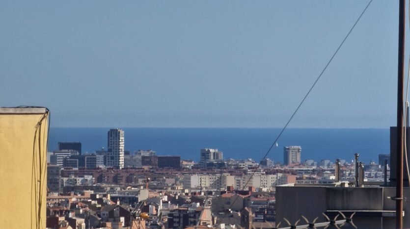 Ático con balcón orientado al mar